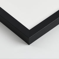 Schmaler schwarzer Holzwechselrahmen mit 13 mm Sichtbreite – in elf Formaten, wahlweise mit maßgefertigtem Passepartout.